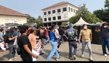 Personel Polres Metro Bekasi mengikuti simulasi pengamanan TPS Pilkades Serentak 2026 di Lapangan Promoter Polres Metro Bekasi, Kamis (17/9/2026). Simulasi digelar untuk mematangkan kesiapan personel dalam mengamankan pelaksanaan Pilkades di 154 desa Kabupaten Bekasi.
