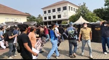 Personel Polres Metro Bekasi mengikuti simulasi pengamanan TPS Pilkades Serentak 2026 di Lapangan Promoter Polres Metro Bekasi, Kamis (17/9/2026). Simulasi digelar untuk mematangkan kesiapan personel dalam mengamankan pelaksanaan Pilkades di 154 desa Kabupaten Bekasi.