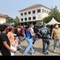 Personel Polres Metro Bekasi mengikuti simulasi pengamanan TPS Pilkades Serentak 2026 di Lapangan Promoter Polres Metro Bekasi, Kamis (17/9/2026). Simulasi digelar untuk mematangkan kesiapan personel dalam mengamankan pelaksanaan Pilkades di 154 desa Kabupaten Bekasi.