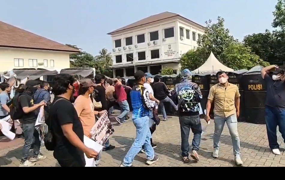 Personel Polres Metro Bekasi mengikuti simulasi pengamanan TPS Pilkades Serentak 2026 di Lapangan Promoter Polres Metro Bekasi, Kamis (17/9/2026). Simulasi digelar untuk mematangkan kesiapan personel dalam mengamankan pelaksanaan Pilkades di 154 desa Kabupaten Bekasi.