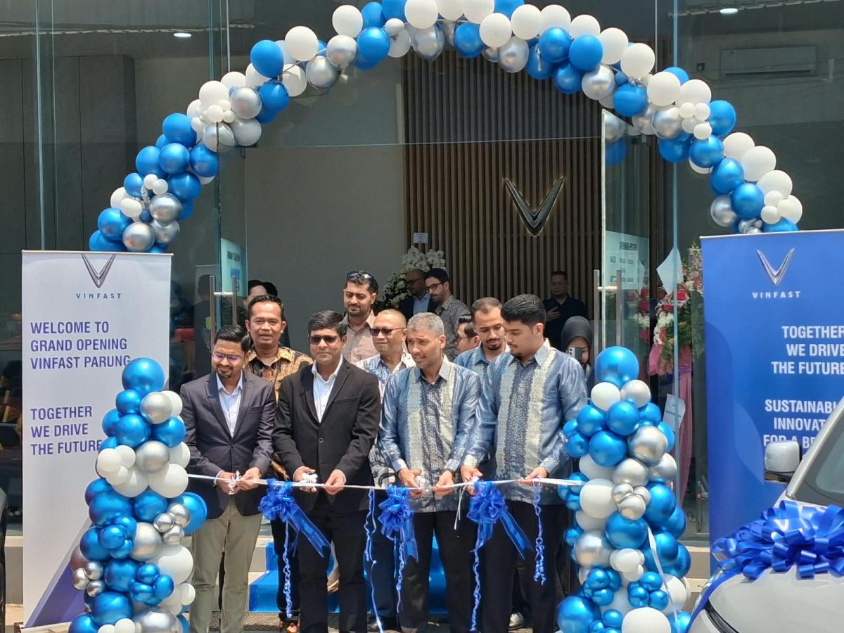 Peresmian showroom VinFast Parung, Kabupaten Bogor, Sabtu (19/9/2026), ditandai dengan prosesi pemotongan pita oleh jajaran VinFast dan Indoswiss Group. Showroom ini menjadi jaringan VinFast ke-40 di Indonesia sekaligus yang pertama di Kabupaten Bogor.