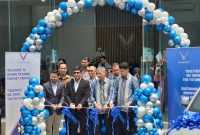 Peresmian showroom VinFast Parung, Kabupaten Bogor, Sabtu (19/9/2026), ditandai dengan prosesi pemotongan pita oleh jajaran VinFast dan Indoswiss Group. Showroom ini menjadi jaringan VinFast ke-40 di Indonesia sekaligus yang pertama di Kabupaten Bogor.