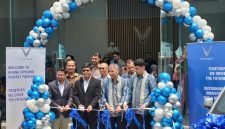 Peresmian showroom VinFast Parung, Kabupaten Bogor, Sabtu (19/9/2026), ditandai dengan prosesi pemotongan pita oleh jajaran VinFast dan Indoswiss Group. Showroom ini menjadi jaringan VinFast ke-40 di Indonesia sekaligus yang pertama di Kabupaten Bogor.
