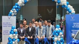 Peresmian showroom VinFast Parung, Kabupaten Bogor, Sabtu (19/9/2026), ditandai dengan prosesi pemotongan pita oleh jajaran VinFast dan Indoswiss Group. Showroom ini menjadi jaringan VinFast ke-40 di Indonesia sekaligus yang pertama di Kabupaten Bogor.