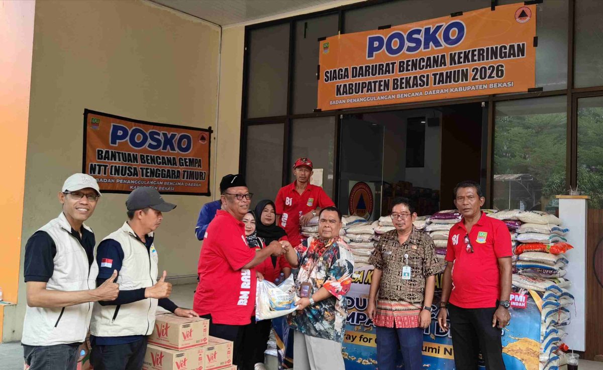 Pemerintah Desa Karangraharja menyerahkan bantuan kemanusiaan untuk korban gempa NTT melalui BPBD Kabupaten Bekasi, Kamis (27/8/2026). Bantuan tersebut berasal dari gotong royong pemerintah desa bersama masyarakat.