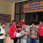 Pemerintah Desa Karangraharja menyerahkan bantuan kemanusiaan untuk korban gempa NTT melalui BPBD Kabupaten Bekasi, Kamis (27/8/2026). Bantuan tersebut berasal dari gotong royong pemerintah desa bersama masyarakat.
