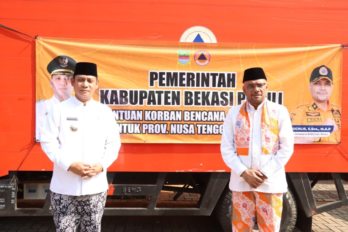 Plt Bupati Bekasi Asep Surya Atmaja bersama Kepala Pelaksana BPBD Kabupaten Bekasi Muchlis saat pelepasan bantuan logistik untuk korban bencana di Nusa Tenggara Timur (NTT) di Kantor BPBD Kabupaten Bekasi, Cikarang Pusat, Jumat (28/8/2026). Sebanyak 20 ton bantuan diberangkatkan menggunakan empat truk menuju Bandara Halim Perdanakusuma untuk selanjutnya didistribusikan ke wilayah terdampak.