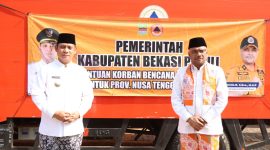 Plt Bupati Bekasi Asep Surya Atmaja bersama Kepala Pelaksana BPBD Kabupaten Bekasi Muchlis saat pelepasan bantuan logistik untuk korban bencana di Nusa Tenggara Timur (NTT) di Kantor BPBD Kabupaten Bekasi, Cikarang Pusat, Jumat (28/8/2026). Sebanyak 20 ton bantuan diberangkatkan menggunakan empat truk menuju Bandara Halim Perdanakusuma untuk selanjutnya didistribusikan ke wilayah terdampak.