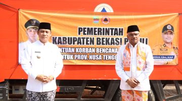 Plt Bupati Bekasi Asep Surya Atmaja bersama Kepala Pelaksana BPBD Kabupaten Bekasi Muchlis saat pelepasan bantuan logistik untuk korban bencana di Nusa Tenggara Timur (NTT) di Kantor BPBD Kabupaten Bekasi, Cikarang Pusat, Jumat (28/8/2026). Sebanyak 20 ton bantuan diberangkatkan menggunakan empat truk menuju Bandara Halim Perdanakusuma untuk selanjutnya didistribusikan ke wilayah terdampak.