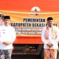Plt Bupati Bekasi Asep Surya Atmaja bersama Kepala Pelaksana BPBD Kabupaten Bekasi Muchlis saat pelepasan bantuan logistik untuk korban bencana di Nusa Tenggara Timur (NTT) di Kantor BPBD Kabupaten Bekasi, Cikarang Pusat, Jumat (28/8/2026). Sebanyak 20 ton bantuan diberangkatkan menggunakan empat truk menuju Bandara Halim Perdanakusuma untuk selanjutnya didistribusikan ke wilayah terdampak.