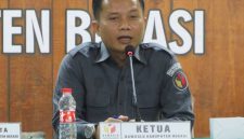 Ketua Bawaslu Kabupaten Bekasi Akbar Khadafi. Akbar memberikan pandangan terkait hak pilih dan peran pengurus RT/RW dalam kontestasi Pilkades. Ia menekankan pentingnya menjaga netralitas dalam pelayanan kepada masyarakat. (Foto: Dok. Bawaslu Kabupaten Bekasi)
