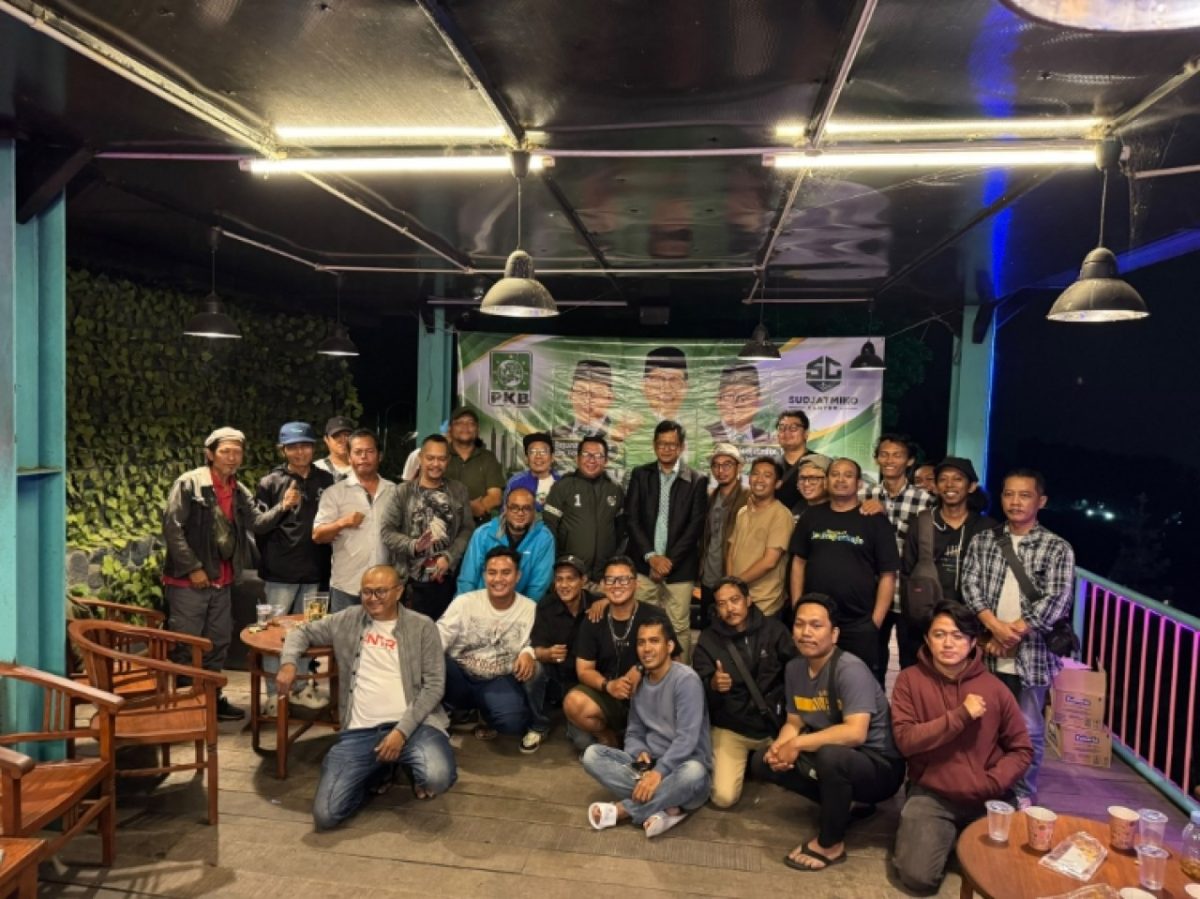 Anggota DPR RI Fraksi PKB H. Sudjatmiko bersama pengurus DPC PKB Kota Bekasi dan puluhan jurnalis berfoto bersama dalam kegiatan media gathering di Wisata Alam Sevillage, Ciloto, Cipanas, Kabupaten Cianjur, Jawa Barat, 12–13 Oktober 2026. Kegiatan ini bertujuan mempererat silaturahmi dan memperkuat sinergi antara partai politik dan insan pers.