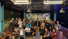 Anggota DPR RI Fraksi PKB H. Sudjatmiko bersama pengurus DPC PKB Kota Bekasi dan puluhan jurnalis berfoto bersama dalam kegiatan media gathering di Wisata Alam Sevillage, Ciloto, Cipanas, Kabupaten Cianjur, Jawa Barat, 12–13 Oktober 2026. Kegiatan ini bertujuan mempererat silaturahmi dan memperkuat sinergi antara partai politik dan insan pers.
