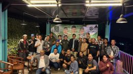 Anggota DPR RI Fraksi PKB H. Sudjatmiko bersama pengurus DPC PKB Kota Bekasi dan puluhan jurnalis berfoto bersama dalam kegiatan media gathering di Wisata Alam Sevillage, Ciloto, Cipanas, Kabupaten Cianjur, Jawa Barat, 12–13 Oktober 2026. Kegiatan ini bertujuan mempererat silaturahmi dan memperkuat sinergi antara partai politik dan insan pers.