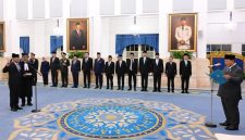 Keterangan Foto: Presiden Prabowo Subianto memimpin prosesi pelantikan sejumlah pejabat negara di Istana Negara. Perombakan kabinet kembali menjadi sorotan terkait efektivitas pergantian pejabat dan dinamika politik pemerintahan. (Dok. RMOLJABAR)