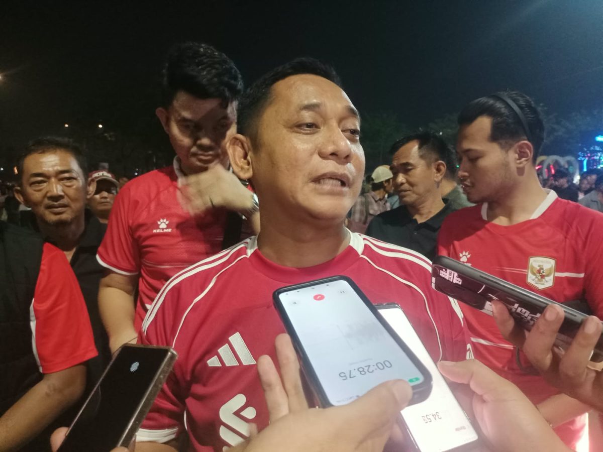 Plt Bupati Bekasi Asep Surya Atmaja memberikan keterangan kepada wartawan usai menghadiri nonton bareng (nobar) Timnas Indonesia di pelataran Stadion Wibawa Mukti, kawasan Tugu Golok, Kabupaten Bekasi, Selasa (6/10/2026) malam.