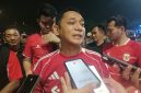 Plt Bupati Bekasi Asep Surya Atmaja memberikan keterangan kepada wartawan usai menghadiri nonton bareng (nobar) Timnas Indonesia di pelataran Stadion Wibawa Mukti, kawasan Tugu Golok, Kabupaten Bekasi, Selasa (6/10/2026) malam.