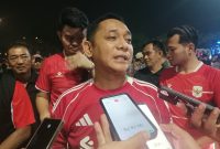 Plt Bupati Bekasi Asep Surya Atmaja memberikan keterangan kepada wartawan usai menghadiri nonton bareng (nobar) Timnas Indonesia di pelataran Stadion Wibawa Mukti, kawasan Tugu Golok, Kabupaten Bekasi, Selasa (6/10/2026) malam.