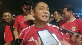 Plt Bupati Bekasi Asep Surya Atmaja memberikan keterangan kepada wartawan usai menghadiri nonton bareng (nobar) Timnas Indonesia di pelataran Stadion Wibawa Mukti, kawasan Tugu Golok, Kabupaten Bekasi, Selasa (6/10/2026) malam.