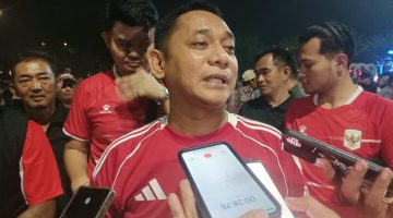 Plt Bupati Bekasi Asep Surya Atmaja memberikan keterangan kepada wartawan usai menghadiri nonton bareng (nobar) Timnas Indonesia di pelataran Stadion Wibawa Mukti, kawasan Tugu Golok, Kabupaten Bekasi, Selasa (6/10/2026) malam.