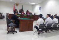 Suasana persidangan perkara dugaan pengeroyokan dan penganiayaan dengan terdakwa Nyumarno, Eko Brahmantyo, dan Basroni di Pengadilan Negeri (PN) Cikarang. JPU menuntut ketiga terdakwa masing-masing dengan pidana 10 bulan penjara.