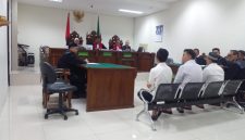Suasana persidangan perkara dugaan pengeroyokan dan penganiayaan dengan terdakwa Nyumarno, Eko Brahmantyo, dan Basroni di Pengadilan Negeri (PN) Cikarang. JPU menuntut ketiga terdakwa masing-masing dengan pidana 10 bulan penjara.