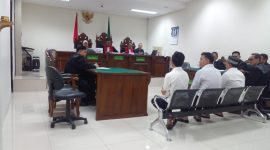Suasana persidangan perkara dugaan pengeroyokan dan penganiayaan dengan terdakwa Nyumarno, Eko Brahmantyo, dan Basroni di Pengadilan Negeri (PN) Cikarang. JPU menuntut ketiga terdakwa masing-masing dengan pidana 10 bulan penjara.