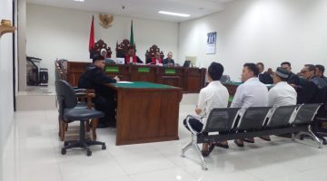 Suasana persidangan perkara dugaan pengeroyokan dan penganiayaan dengan terdakwa Nyumarno, Eko Brahmantyo, dan Basroni di Pengadilan Negeri (PN) Cikarang. JPU menuntut ketiga terdakwa masing-masing dengan pidana 10 bulan penjara.