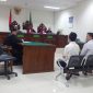 Suasana persidangan perkara dugaan pengeroyokan dan penganiayaan dengan terdakwa Nyumarno, Eko Brahmantyo, dan Basroni di Pengadilan Negeri (PN) Cikarang. JPU menuntut ketiga terdakwa masing-masing dengan pidana 10 bulan penjara.