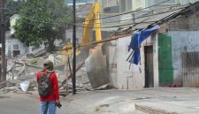 Petugas gabungan Pemerintah Kota Bekasi membongkar bangunan liar yang berdiri di atas lahan Perum Jasa Tirta (PJT) II di kawasan Tanah Apit, Kelurahan Medansatria, Kota Bekasi, Rabu (7/10/2026). Penertiban dilakukan terhadap 88 bangunan untuk mendukung pelebaran jalan, normalisasi sungai, dan pembangunan pedestrian.