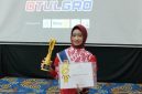 Syafiqa Dzikria Nafasya menunjukkan trofi dan sertifikat penghargaan setelah meraih kategori Seni & Akademik pada ajang Anugerah Anak Indonesia Awards 2026 di Jakarta, Sabtu (3/10/2026). Prestasi tersebut menambah kiprah remaja asal Cikarang di bidang seni dan akademik.