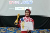 Syafiqa Dzikria Nafasya menunjukkan trofi dan sertifikat penghargaan setelah meraih kategori Seni & Akademik pada ajang Anugerah Anak Indonesia Awards 2026 di Jakarta, Sabtu (3/10/2026). Prestasi tersebut menambah kiprah remaja asal Cikarang di bidang seni dan akademik.