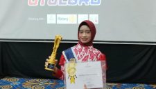 Syafiqa Dzikria Nafasya menunjukkan trofi dan sertifikat penghargaan setelah meraih kategori Seni & Akademik pada ajang Anugerah Anak Indonesia Awards 2026 di Jakarta, Sabtu (3/10/2026). Prestasi tersebut menambah kiprah remaja asal Cikarang di bidang seni dan akademik.