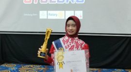 Syafiqa Dzikria Nafasya menunjukkan trofi dan sertifikat penghargaan setelah meraih kategori Seni & Akademik pada ajang Anugerah Anak Indonesia Awards 2026 di Jakarta, Sabtu (3/10/2026). Prestasi tersebut menambah kiprah remaja asal Cikarang di bidang seni dan akademik.