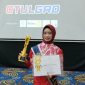 Syafiqa Dzikria Nafasya menunjukkan trofi dan sertifikat penghargaan setelah meraih kategori Seni & Akademik pada ajang Anugerah Anak Indonesia Awards 2026 di Jakarta, Sabtu (3/10/2026). Prestasi tersebut menambah kiprah remaja asal Cikarang di bidang seni dan akademik.