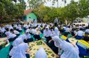 Siswa-siswi SMP Negeri 4 Cibitung, Kabupaten Bekasi, mengikuti praktik ecoprint dengan memanfaatkan berbagai jenis daun sebagai bahan motif dalam program Sustainability “Menjaga Budaya Bersama Ahlinya” yang digelar MARAKA. Kegiatan tersebut menjadi sarana edukasi lingkungan sekaligus mengenalkan kreativitas kepada generasi muda.