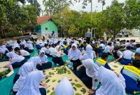 Siswa-siswi SMP Negeri 4 Cibitung, Kabupaten Bekasi, mengikuti praktik ecoprint dengan memanfaatkan berbagai jenis daun sebagai bahan motif dalam program Sustainability “Menjaga Budaya Bersama Ahlinya” yang digelar MARAKA. Kegiatan tersebut menjadi sarana edukasi lingkungan sekaligus mengenalkan kreativitas kepada generasi muda.