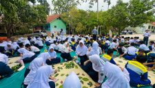 Siswa-siswi SMP Negeri 4 Cibitung, Kabupaten Bekasi, mengikuti praktik ecoprint dengan memanfaatkan berbagai jenis daun sebagai bahan motif dalam program Sustainability “Menjaga Budaya Bersama Ahlinya” yang digelar MARAKA. Kegiatan tersebut menjadi sarana edukasi lingkungan sekaligus mengenalkan kreativitas kepada generasi muda.