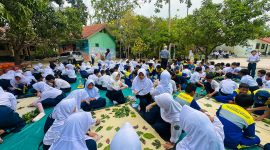 Siswa-siswi SMP Negeri 4 Cibitung, Kabupaten Bekasi, mengikuti praktik ecoprint dengan memanfaatkan berbagai jenis daun sebagai bahan motif dalam program Sustainability “Menjaga Budaya Bersama Ahlinya” yang digelar MARAKA. Kegiatan tersebut menjadi sarana edukasi lingkungan sekaligus mengenalkan kreativitas kepada generasi muda.