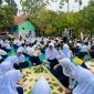 Siswa-siswi SMP Negeri 4 Cibitung, Kabupaten Bekasi, mengikuti praktik ecoprint dengan memanfaatkan berbagai jenis daun sebagai bahan motif dalam program Sustainability “Menjaga Budaya Bersama Ahlinya” yang digelar MARAKA. Kegiatan tersebut menjadi sarana edukasi lingkungan sekaligus mengenalkan kreativitas kepada generasi muda.