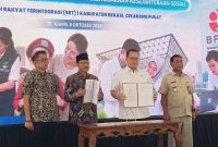 Menteri Sosial Saifullah Yusuf (Gus Ipul) bersama Kepala BRIN Arif Satria dan jajaran pemerintah saat penandatanganan kerja sama penguatan Sekolah Rakyat Terintegrasi (SRT) 1 Kabupaten Bekasi di Cikarang Pusat, Kamis (8/10/2026).
