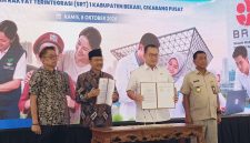 Menteri Sosial Saifullah Yusuf (Gus Ipul) bersama Kepala BRIN Arif Satria dan jajaran pemerintah saat penandatanganan kerja sama penguatan Sekolah Rakyat Terintegrasi (SRT) 1 Kabupaten Bekasi di Cikarang Pusat, Kamis (8/10/2026).