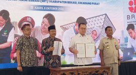 Menteri Sosial Saifullah Yusuf (Gus Ipul) bersama Kepala BRIN Arif Satria dan jajaran pemerintah saat penandatanganan kerja sama penguatan Sekolah Rakyat Terintegrasi (SRT) 1 Kabupaten Bekasi di Cikarang Pusat, Kamis (8/10/2026).