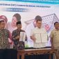 Menteri Sosial Saifullah Yusuf (Gus Ipul) bersama Kepala BRIN Arif Satria dan jajaran pemerintah saat penandatanganan kerja sama penguatan Sekolah Rakyat Terintegrasi (SRT) 1 Kabupaten Bekasi di Cikarang Pusat, Kamis (8/10/2026).