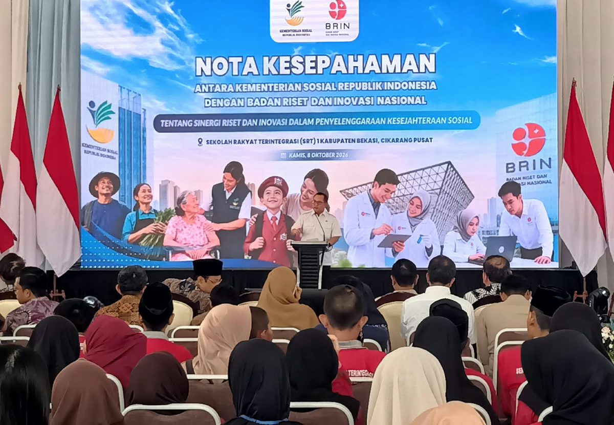 Kepala BRIN Arif Satria bersama jajaran pemerintah saat menghadiri penandatanganan kerja sama penguatan Sekolah Rakyat Terintegrasi (SRT) 1 Kabupaten Bekasi di Cikarang Pusat, Kamis (8/10/2026).