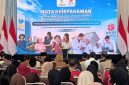 Kepala BRIN Arif Satria bersama jajaran pemerintah saat menghadiri penandatanganan kerja sama penguatan Sekolah Rakyat Terintegrasi (SRT) 1 Kabupaten Bekasi di Cikarang Pusat, Kamis (8/10/2026).