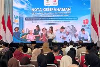 Kepala BRIN Arif Satria bersama jajaran pemerintah saat menghadiri penandatanganan kerja sama penguatan Sekolah Rakyat Terintegrasi (SRT) 1 Kabupaten Bekasi di Cikarang Pusat, Kamis (8/10/2026).