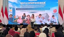 Kepala BRIN Arif Satria bersama jajaran pemerintah saat menghadiri penandatanganan kerja sama penguatan Sekolah Rakyat Terintegrasi (SRT) 1 Kabupaten Bekasi di Cikarang Pusat, Kamis (8/10/2026).