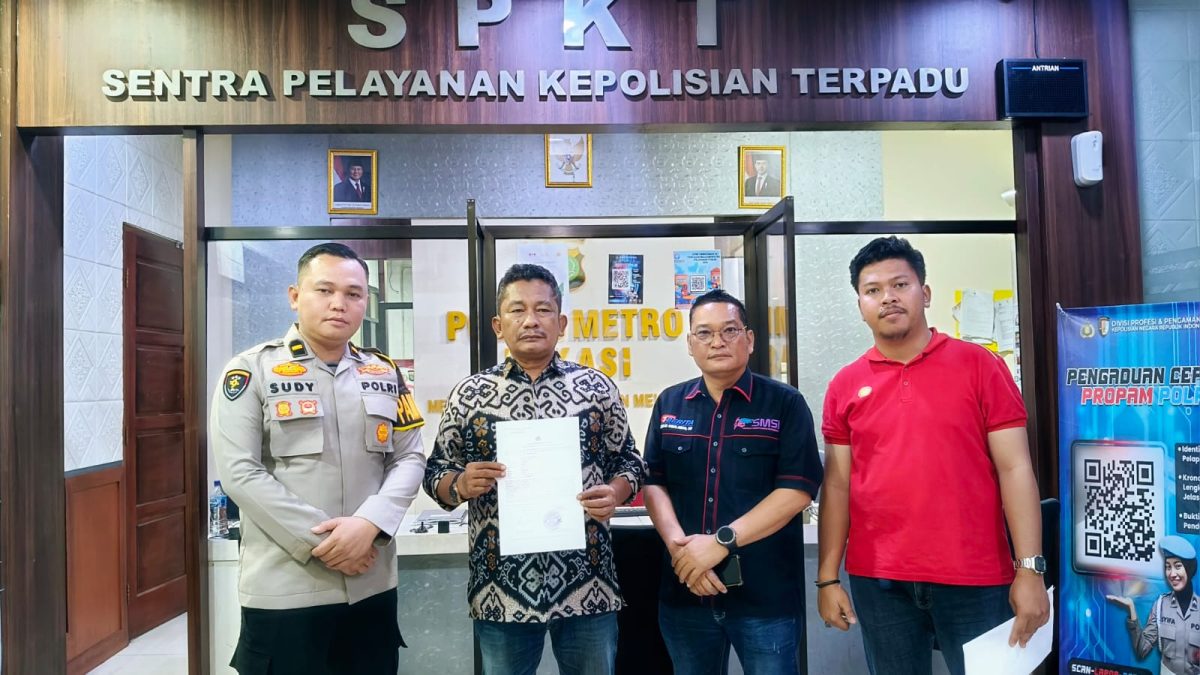 Wartawan Kimsan Indra Simaremare bersama sejumlah pihak saat berada di Sentra Pelayanan Kepolisian Terpadu (SPKT) Polres Metro Bekasi untuk melaporkan dugaan penghinaan dan pengusiran yang diduga dilakukan Kepala Dinas Lingkungan Hidup Kabupaten Bekasi, Kamis (8/10/2026).