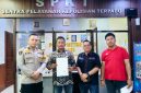 Wartawan Kimsan Indra Simaremare bersama sejumlah pihak saat berada di Sentra Pelayanan Kepolisian Terpadu (SPKT) Polres Metro Bekasi untuk melaporkan dugaan penghinaan dan pengusiran yang diduga dilakukan Kepala Dinas Lingkungan Hidup Kabupaten Bekasi, Kamis (8/10/2026).